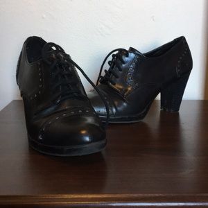 G.H. Bass Oxford Pumps in Black